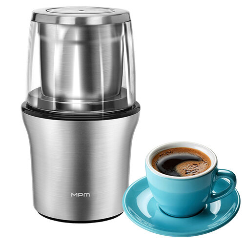 Na obrazie widoczny jest metaliczny młynek do kawy z logo MPM oraz filiżanka kawy na niebieskim spodku.
