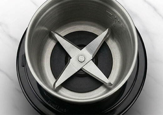 Pojemnik do mielenia młynka i rozdrabniacza 2w1 MMK-06M z czterema ostrzami.