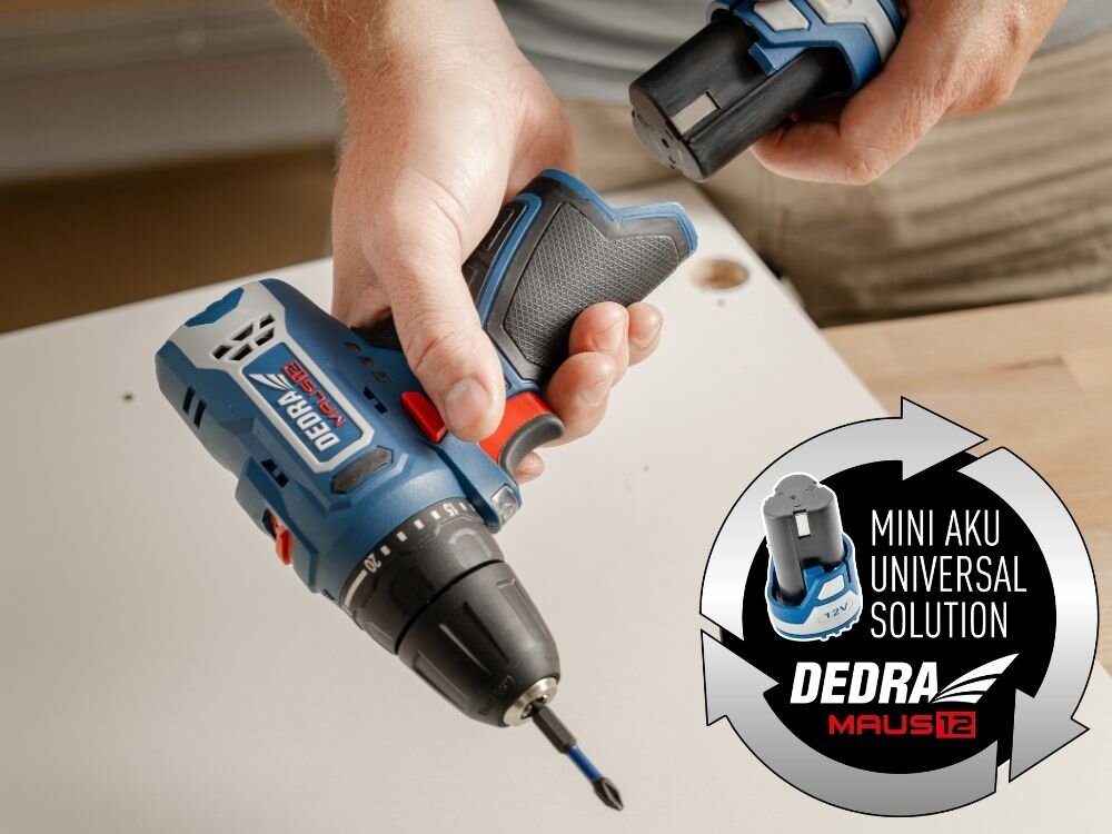 Osoba trzyma niebieską wiertarko-wkrętarkę akumulatorową z logo DEDRA. Obok znajduje się grafika z napisem \'MINI AKU UNIVERSAL SOLUTION DEDRA MAUS12\'.