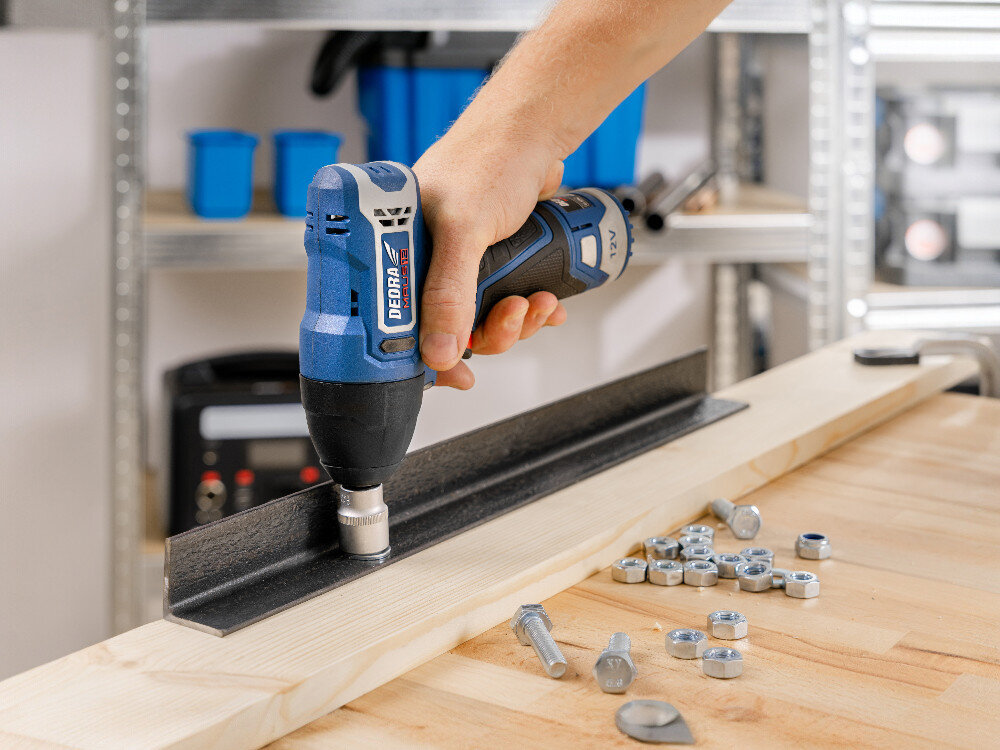 Klucz udarowy DEDRA DED7332, klucz udarowy, 12V, ergonomiczna, mobilny, Klucz udarowy akumulatorowy 12V DEDRA MAUS DED7332 na stole roboczym funkcjonalność udarowa