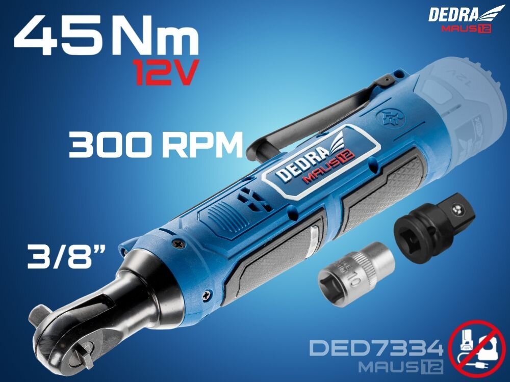 Na obrazie widoczny jest niebieski klucz akumulatorowy grzechotka z napisem \'DEDRA MAUS12\'. Obok narzędzia znajdują się dwa metalowe adaptery, a na obrazie widnieją napisy: \'45Nm 12V\', \'300 RPM\', \'3/8\