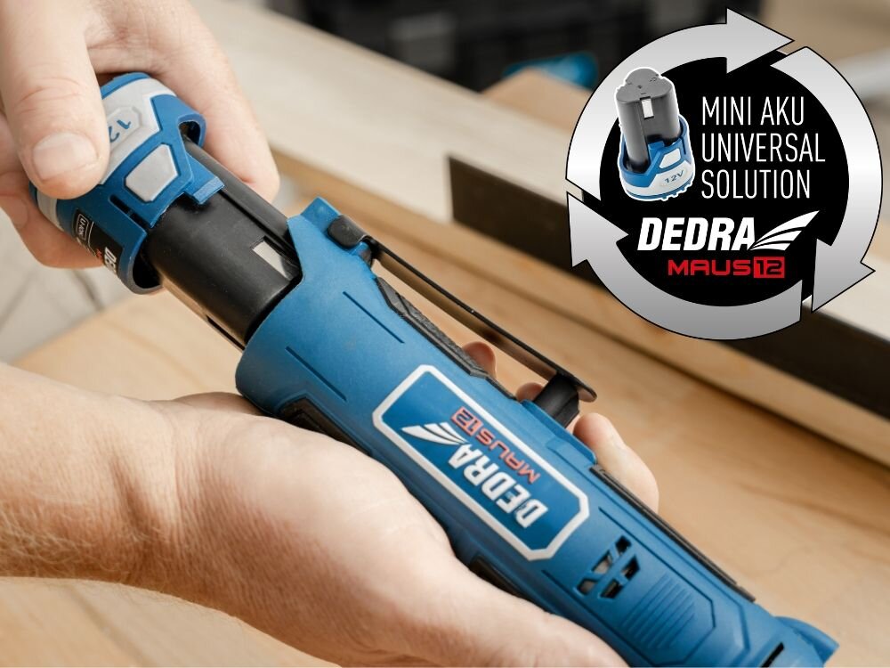 Osoba trzyma niebieski klucz akumulatorowy z napisem \'DEDRA MAUS12\'. Obok widoczna jest grafika z tekstem \'MINI AKU UNIVERSAL SOLUTION DEDRA MAUS12\'.