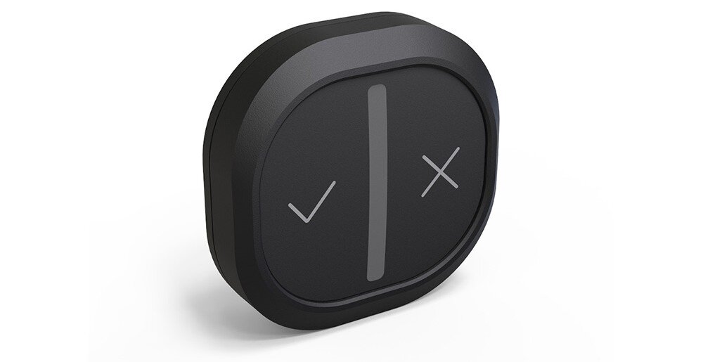 Komunikator drogowy YANBOX YANOSIK GO kompaktowy dyskretny samochód, komunikator po skosie na białym tle