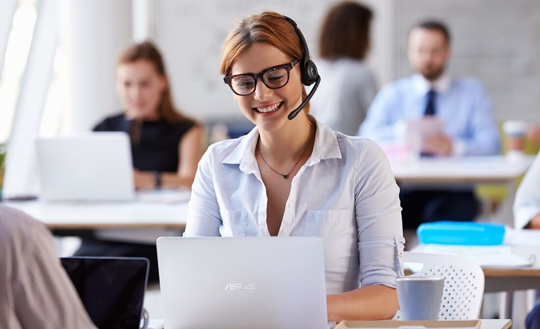 ASUS ExpertBook P1 P1503 z procesorem Intel Core - widok z góry na otwarty laptop z klawiatury numeryczną i ekranem Full HD