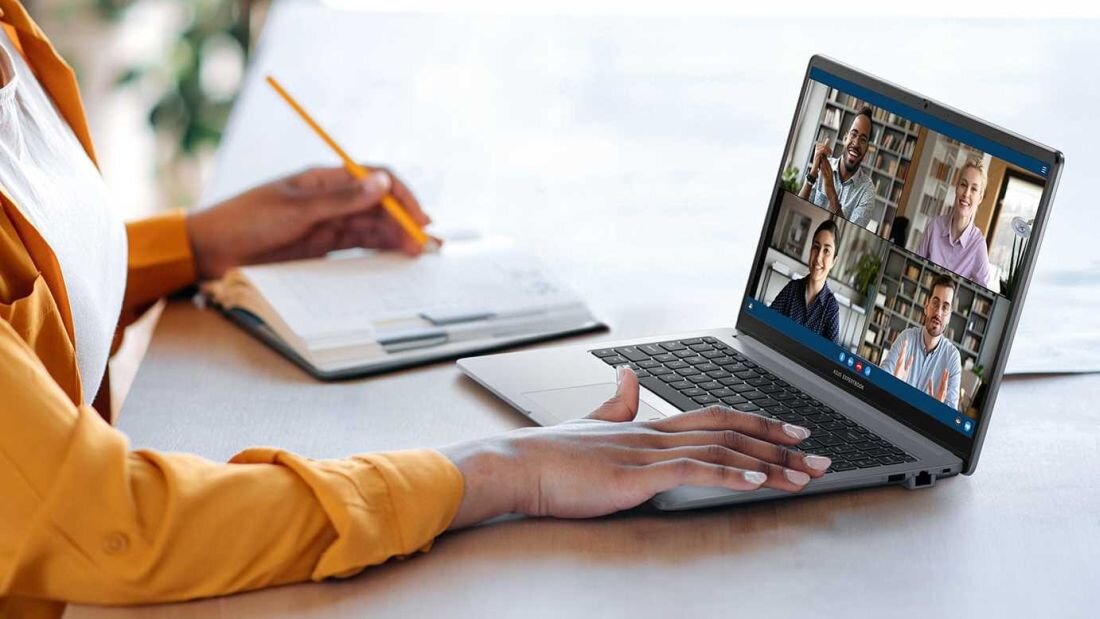 Wizualizacja dwukierunkowej redukcji szumów AI w ASUS ExpertBook P1 eliminującej hałas tła podczas rozmów online