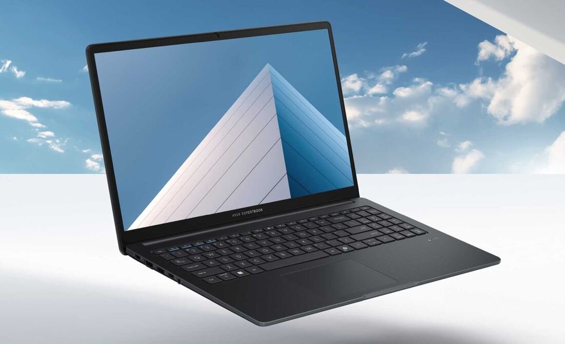 Na obrazie widoczny jest otwarty laptop z napisem \'ASUS EXPERTBOOK\' na obudowie. W tle znajduje się niebo z chmurami oraz fragment nowoczesnego budynku.