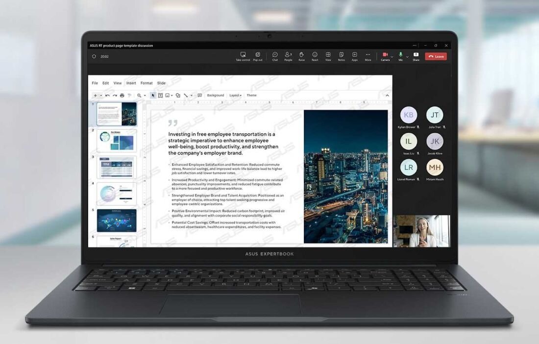 Laptop ASUS ExpertBook z otwartym ekranem, na którym wyświetlana jest prezentacja z tekstem i zdjęciem miasta nocą. Na klawiaturze widoczne jest logo ASUS EXPERTBOOK.