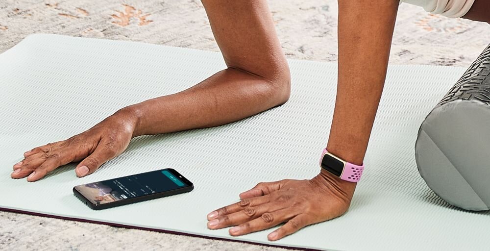 Smartband Google FITBIT Charge 5  ekran bateria czujniki zdrowie sport pasek ładowanie pojemność rozdzielczość łączność sterowanie krew puls rozmowy smartfon aplikacja 