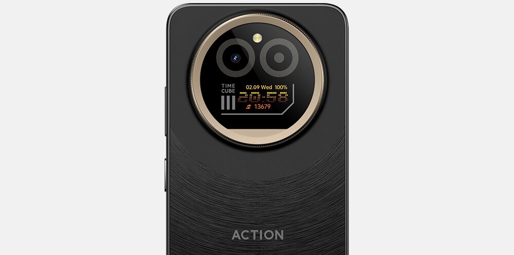 Smartfon z okrągłym modułem aparatu i wyświetlaczem pokazującym datę, dzień tygodnia, poziom baterii oraz inne informacje. Na obudowie widoczny jest napis \'ACTION\'.