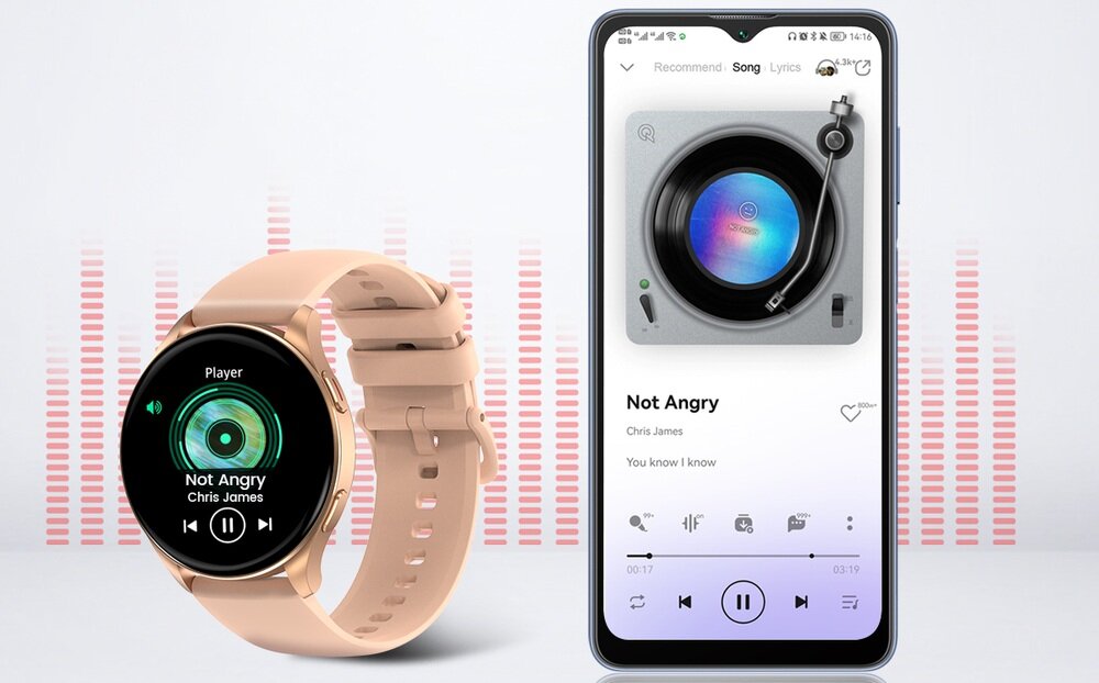 Na obrazie widoczny jest złoty smartwatch z wyświetlaczem pokazującym odtwarzacz muzyki z utworem \'Not Angry\' Chris James. Obok znajduje się smartfon z aplikacją muzyczną, również odtwarzającą ten sam utwór.