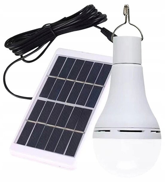 Na obrazie widoczna jest biała żarówka LED z metalowym haczykiem oraz panel solarny z czarnymi ogniwami i długim czarnym przewodem.