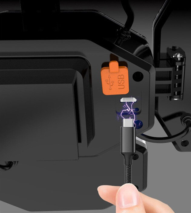 Obraz przedstawia czarną obudowę z pomarańczową zaślepką oznaczoną napisem \'USB\'. Wtyczka USB-C jest zbliżana do portu, a wokół niej widoczne są efekty świetlne przypominające iskrzenie.