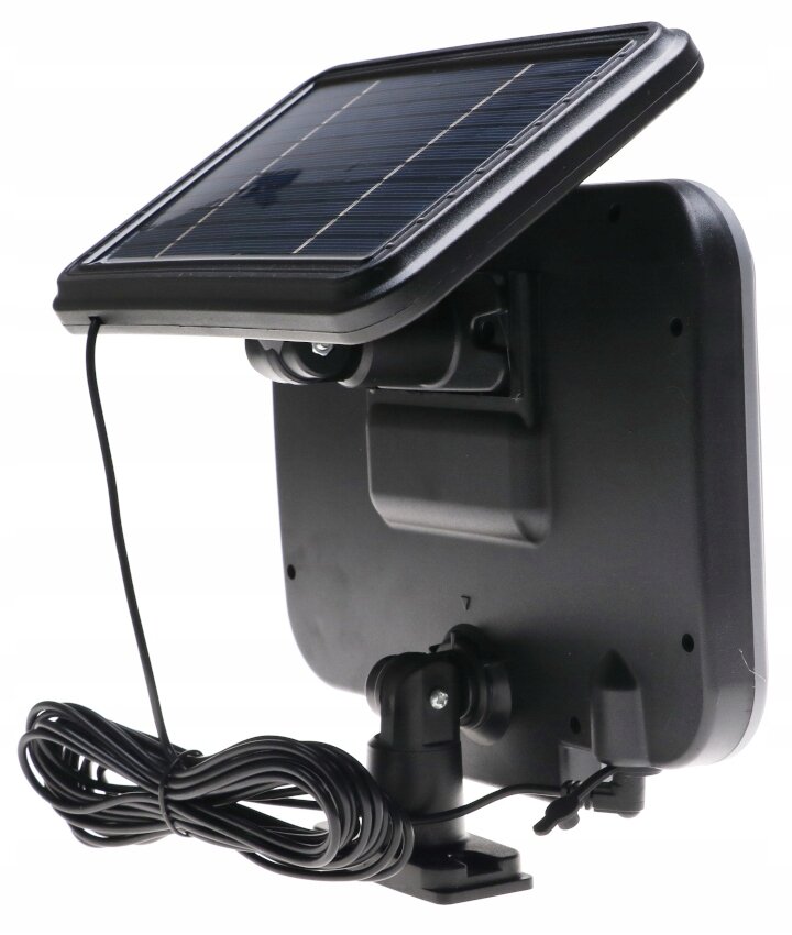 Na zdjęciu widoczna jest czarna lampa solarna z panelem słonecznym i przewodem. Lampa posiada regulowany uchwyt montażowy.