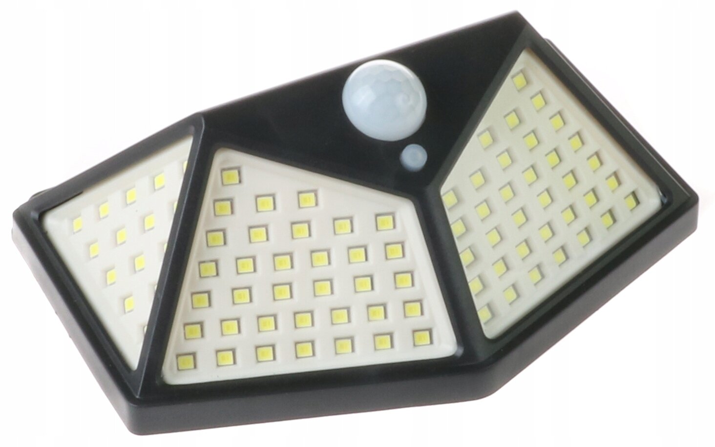Lampa solarna LED z czujnikiem ruchu, posiadająca 100 diod LED rozmieszczonych w trzech panelach. Na górze znajduje się okrągły czujnik zmierzchu i ruchu.
