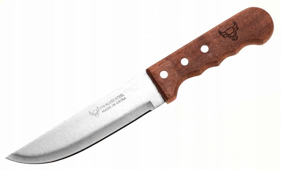 Nóż kuchenny z drewnianą rękojeścią i stalowym ostrzem. Na ostrzu widoczny jest napis \'STAINLESS STEEL MADE IN CHINA\'.