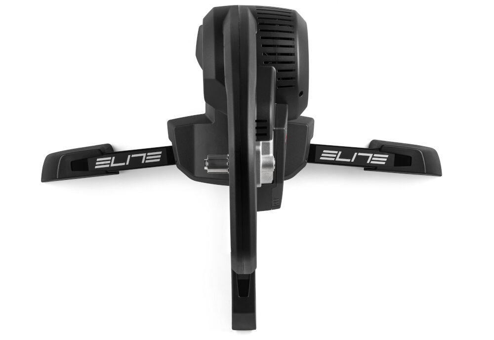 Czarny trenażer rowerowy z widocznymi ramionami, na których znajduje się napis \'ELITE\'. Urządzenie ma nowoczesny design z centralnie umieszczonym mechanizmem.