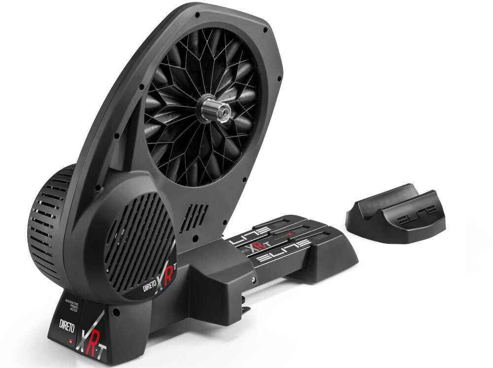 Czarny trenażer rowerowy z widocznym napisem \'DIRETO XR-T\' oraz logo \'ELITE\'. Obok znajduje się podstawa z napisem \'ELITE\'.