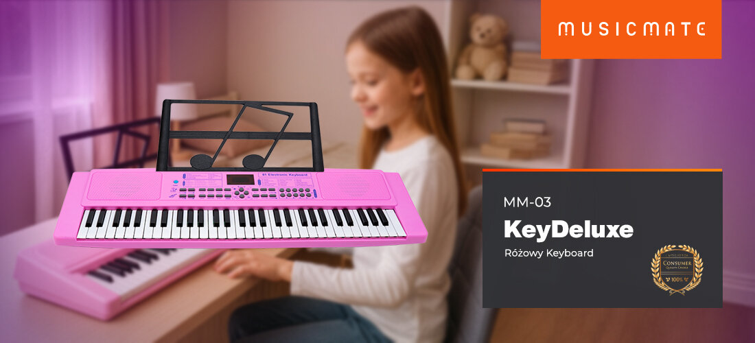 Na obrazie widoczny jest różowy keyboard z nutami na stojaku, a w tle znajduje się osoba siedząca przy biurku. W prawym górnym rogu widnieje logo \'MUSICMATE\', a obok napis \'MM-03 KeyDeluxe Różowy Keyboard\'.