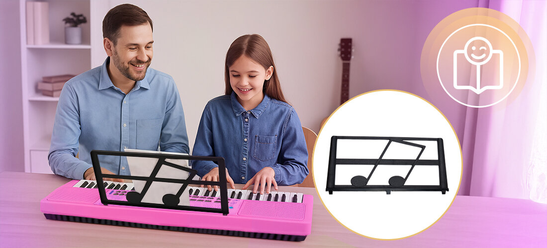 Na obrazie widać różowy keyboard z nutami na pulpicie nutowym, przy którym siedzi mężczyzna i dziewczynka. W tle znajduje się ikona z uśmiechniętą twarzą i książką.