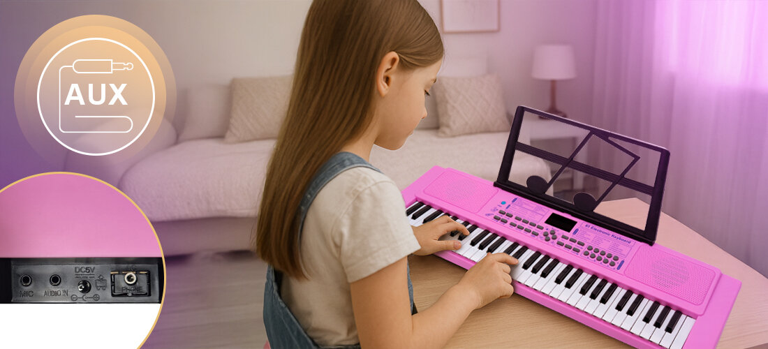Dziewczynka gra na różowym keyboardzie ustawionym na stole, z nutami na stojaku. W lewym górnym rogu widoczna jest ikona AUX oraz zbliżenie na panel złącz z tyłu keyboardu.