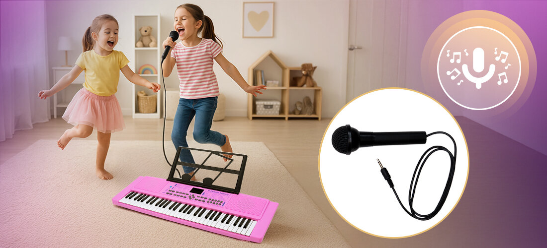Dwie dziewczynki bawią się w pokoju z różowym keyboardem, a obok widoczny jest mikrofon z kablem. W tle znajduje się symbol mikrofonu z nutkami.