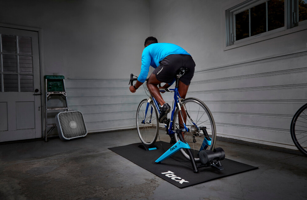 Trenażer rowerowy GARMIN Tacx Boost moduł generujący opór zamknięty w kasecie tłumi dźwięki jazda jest niezwykle płynna