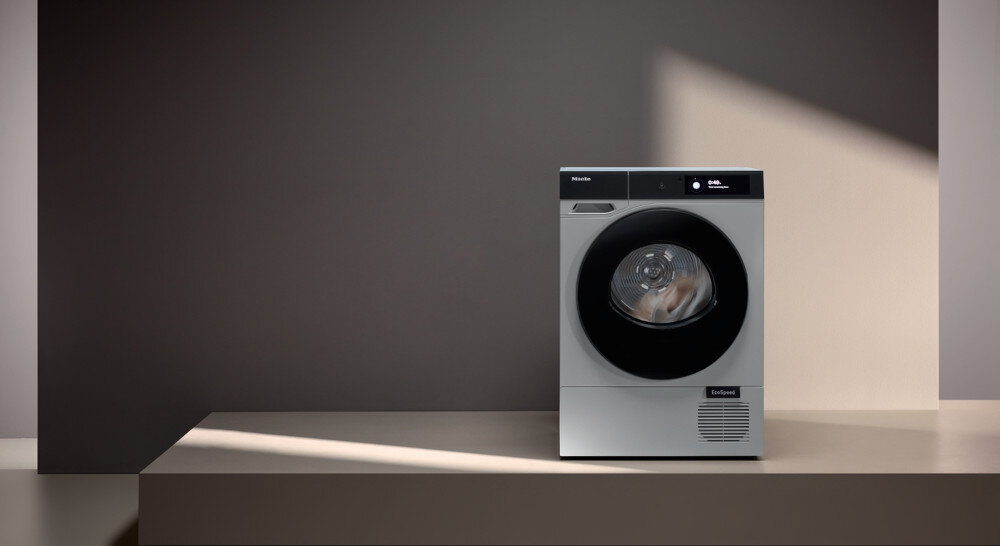 SUSZARKA MIELE TQ 1000 WP NOVA EDITION zdjęcie lifestyle front panel drzwiczki Testowane na 20 lat użytkowania Ochrona wełny WoolDry System pary SteamCare System zapachowy FragranceDos Funkcja dodatkowa DryCare 40 Wyświetlacz M Touch Pro