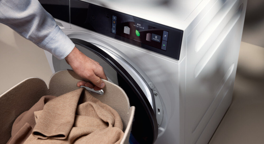 SUSZARKA MIELE TQ 1000 WP NOVA EDITION zdjęcie lifestyle kosz ubrania front bęben drzwiczki Łatwe otwieranie drzwiczek czujnik delikatne otwieranie ComfortOpen łatwe wygpdne otwieranie