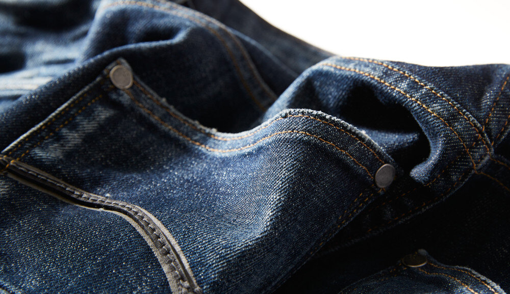 SUSZARKA MIELE TQ 1000 WP NOVA EDITION zdjęcie lifestyle spodnie kolor granatowy jeansowe kieszeń Jeans ochrona kolorów głaskie bez zagnieceń