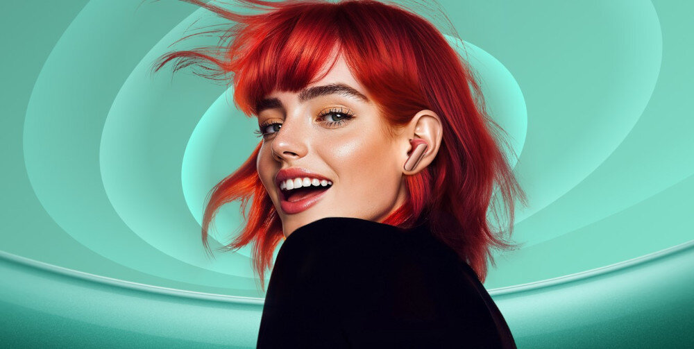 Słuchawki dokanałowe REALME Buds Air 7 Pro - Dookoła Ciebie, kobieta z założonymi słuchawkami dokanałowymi na zielonym tle