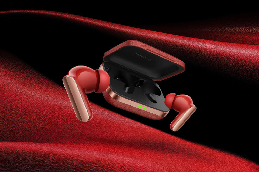 Słuchawki dokanałowe REALME Buds Air 7 Pro - Zanurz się w ciszy, słuchawki dokanałowe z etui ładującym na czerwono-czarnym tle