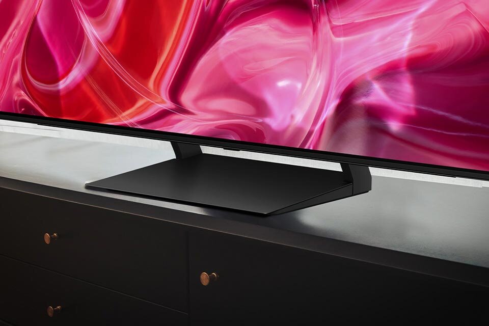 Smukła podstawa umożliwia wygodne ustawienie telewizora Samsung na blacie