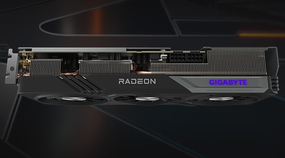 Karta graficzna GIGABYTE Radeon RX 7600 XT Gaming OC 16GB Widok boczny karty graficznej z widocznym logo 'RADEON', radiatorem i złączami zasilania, podświetlenie, kolory, efekty, synchronizacja