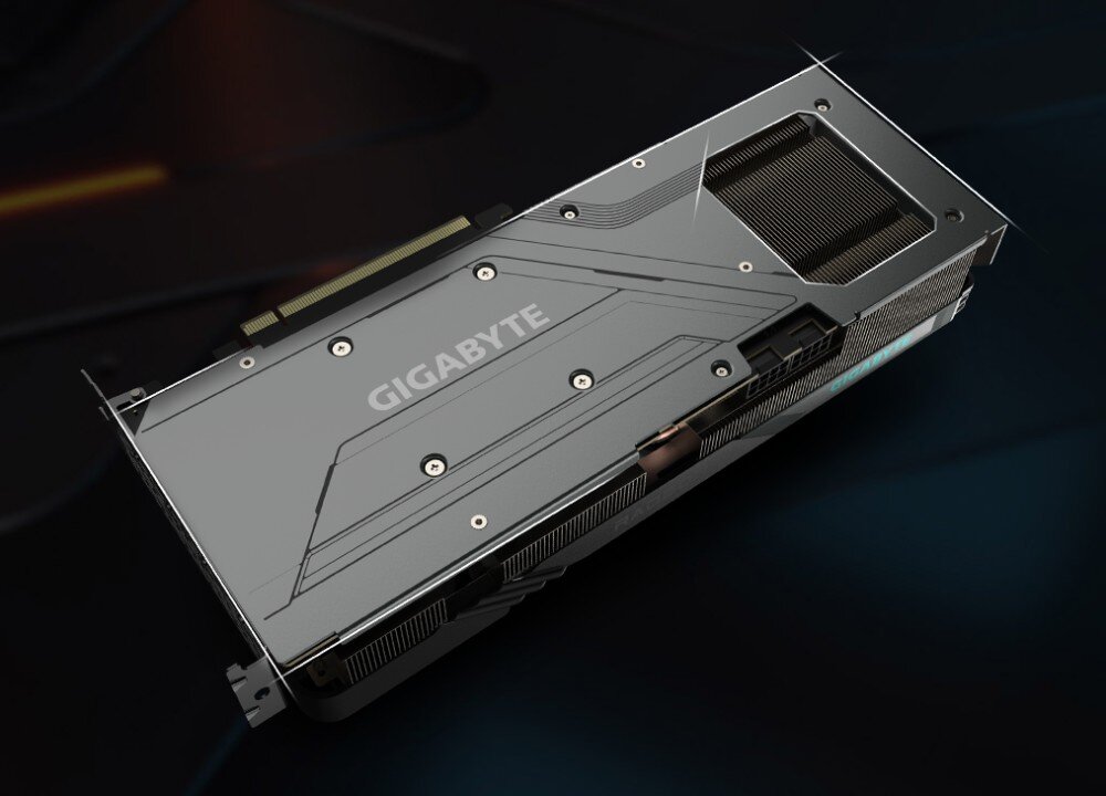 Karta graficzna GIGABYTE Radeon RX 7600 XT Gaming OC 16GB Tylny panel karty graficznej z metalową osłoną i logo 'GIGABYTE' oraz otworami wentylacyjnymi, metalowy backplate, komponenty