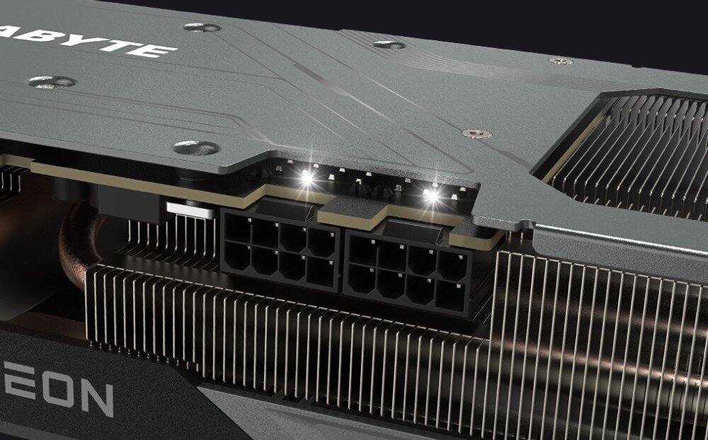 Karta graficzna GIGABYTE Radeon RX 7600 XT Gaming OC 16GB Zbliżenie na złącza zasilania karty graficznej z sygnalizacją świetlną, produkcja, krawędzie, wskaźnik zasilania
