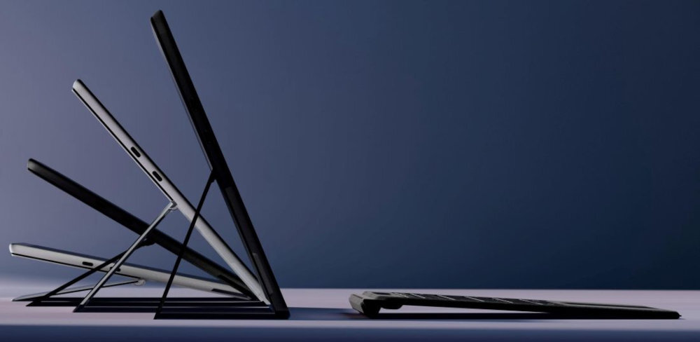 Obraz przedstawia kilka laptopów ustawionych w różnych pozycjach, pokazujących możliwości regulacji kąta nachylenia ekranu. Laptopy mają cienką konstrukcję i są ustawione na gładkiej powierzchni, na tle ciemnoniebieskiej ściany.