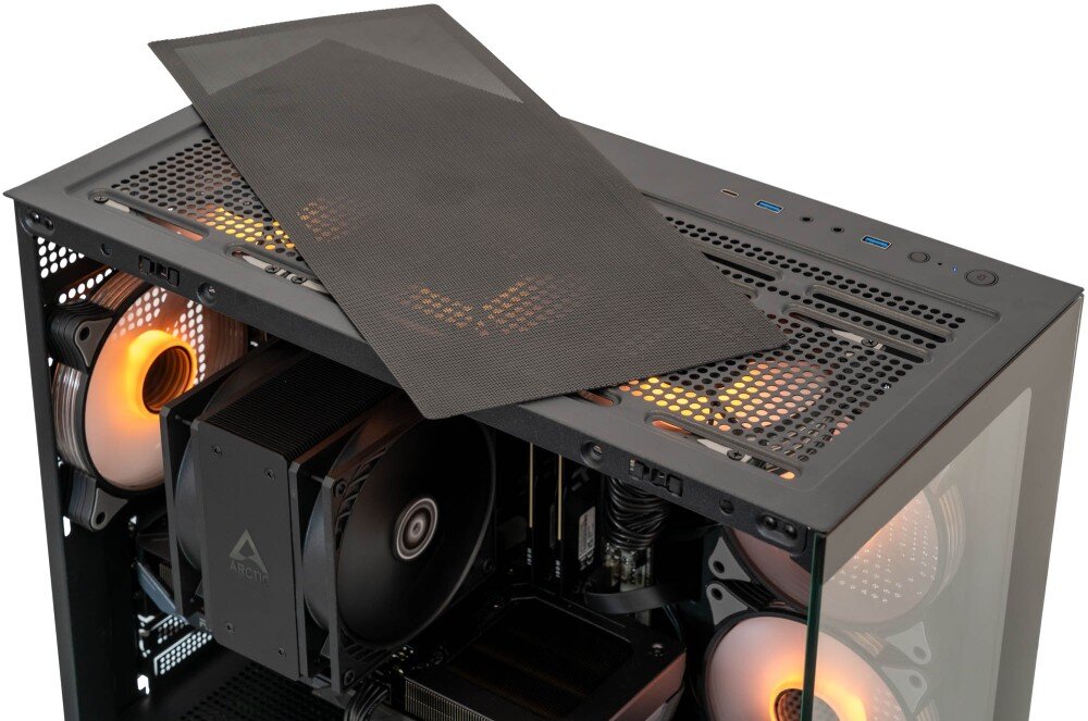 Komputer MAD DOG MD-A02WR32WH Czarna obudowa komputerowa z przeszklonym frontem i bokiem ukazująca wnętrze z wentylatorami podświetlanymi wielokolorowym światłem