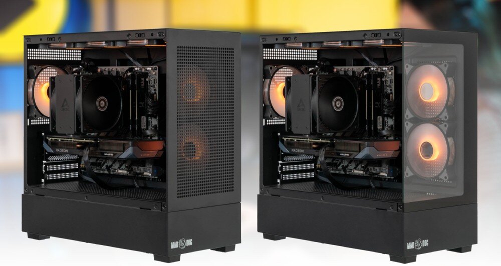 Komputer MAD DOG MD-A02WR32WP Kobieta w słuchawkach siedząca przy biurku z komputerem i monitorem w pokoju oświetlonym niebieskim i żółtym światłem