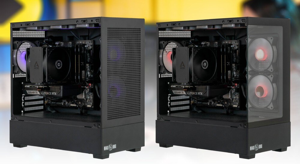 Komputer MAD DOG MD-I02WR32WH Kobieta w słuchawkach siedząca przy biurku z komputerem i monitorem w pokoju oświetlonym niebieskim i żółtym światłem