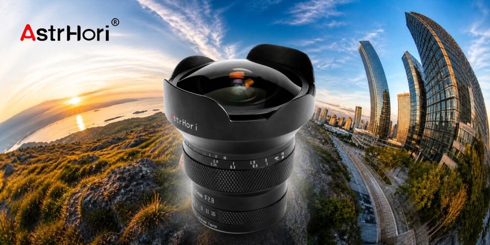 Zbliżenie przedniej soczewki obiektywu typu fisheye z widoczną wypukłą soczewką i osłoną przeciwsłoneczną, w tle miasto i nabrzeże w rybim oku