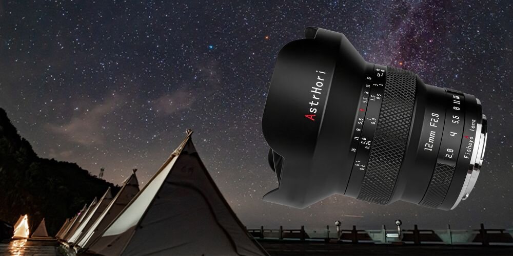 Obiektyw typu fisheye na tle nocnego nieba z gwiazdami oraz namiotów ustawionych w rzędzie na kempingu