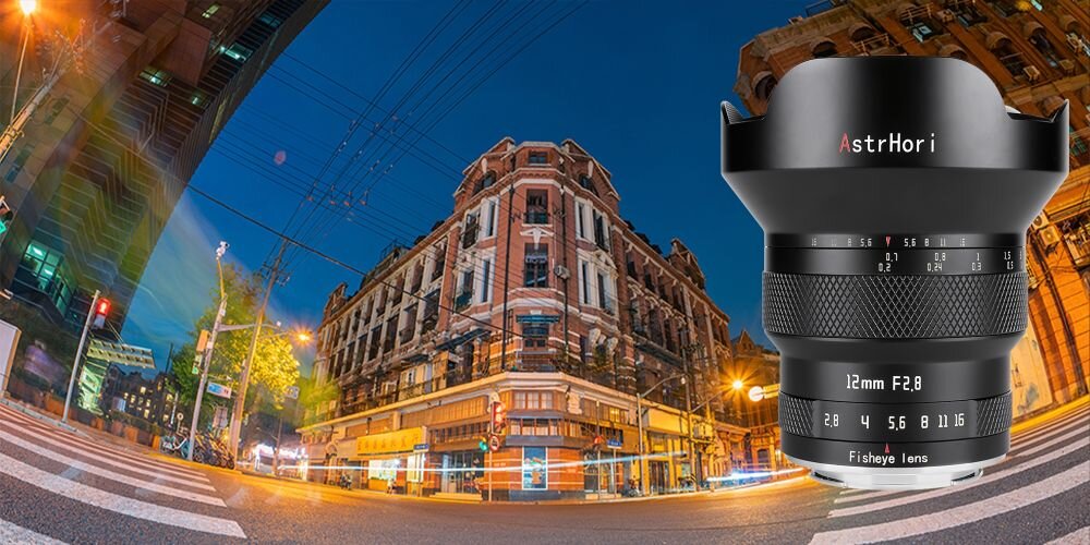 Obiektyw fisheye na tle miejskiej ulicy nocą z budynkami i światłami tworzącymi zakrzywioną perspektywę