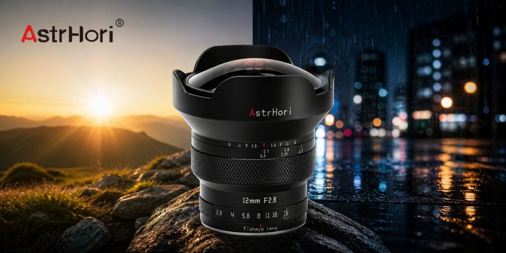 Obiektyw fisheye widziany z boku z widocznymi pierścieniami regulacji ostrości i przysłony oraz oznaczeniami na tle miasta nocą i wzgórz o zachodzie słońca oraz logo AstrHori