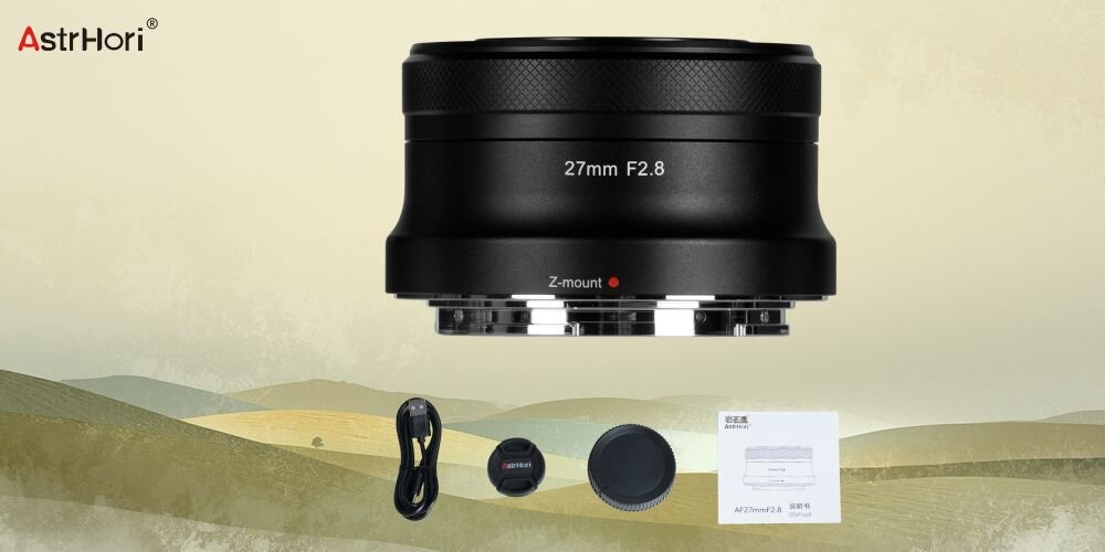 Obiektyw AstrHori 27mm f2.8 oraz akcesoria w zestawie w tym kabel USB-C dekielki i instrukcja ułożone obok siebie