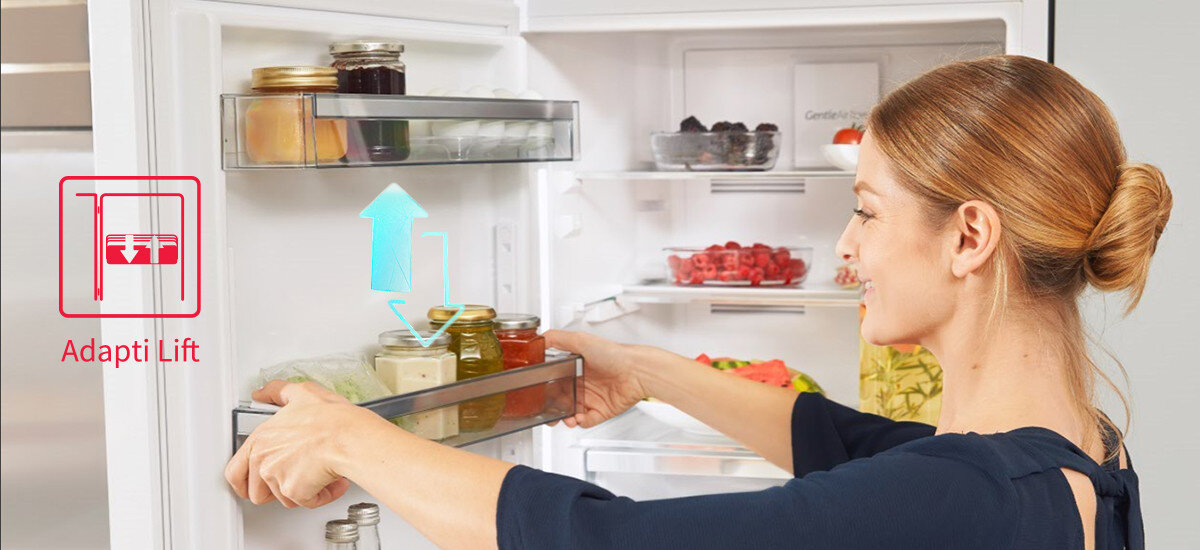LODÓWKA SHARP SJ-FBA05DHXBE-EU Osoba reguluje położenie balkonika na drzwiach lodówki, korzystając z funkcji Adapti Lift. Umożliwia to łatwe dopasowanie przestrzeni do różnych wysokości produktów regulowana półka drzwi elastyczne wnętrze przechowywanie butelek łatwa regulacja wygoda użytkowania