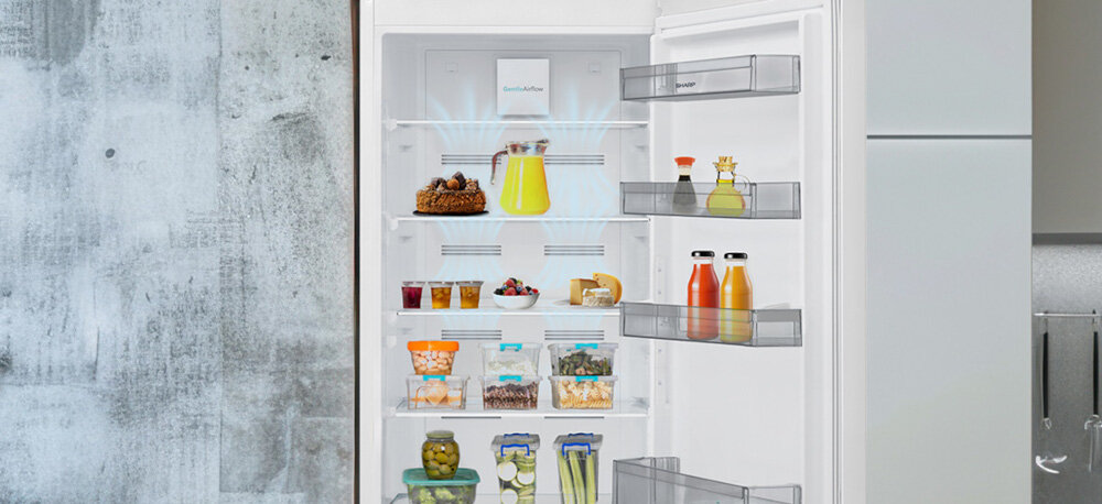 LODÓWKA SHARP SJ-FBA12DMXWE-EU Otwarta lodówka z równomiernie rozmieszczonymi produktami, nad którymi w górnej części komory widać niebieskie strumienie powietrza Gentle AirFlow i MultiAirFlow, podkreślające stabilną temperaturę na wszystkich półkach Gentle AirFlow MultiAirFlow równomierna temperatura delikatny nawiew optymalne warunki przechowywania