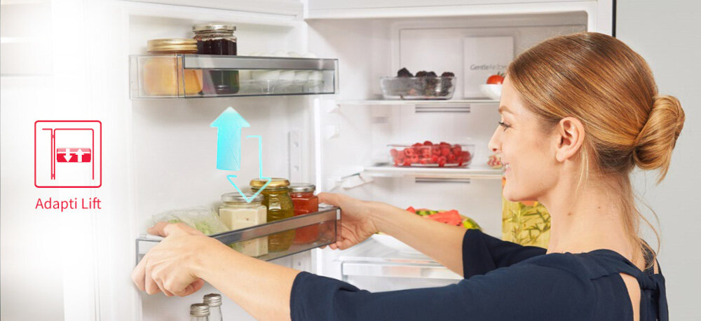 LODÓWKA SHARP SJ-FBA12DMXLE-EU Kobieta przestawia półkę na drzwiach lodówki wypełnioną słoikami i produktami, a obok widoczna jest ikona „Adapti Lift”, podkreślająca możliwość wygodnej regulacji wysokości balkoników AdaptiLift regulowana półka drzwiowa szybka zmiana układu wysokie butelki wygoda użytkowania