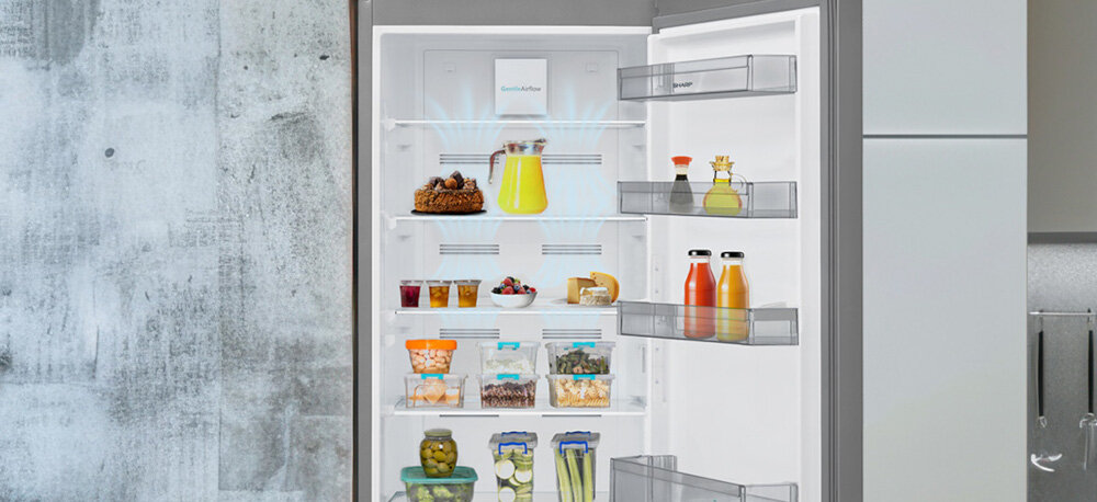 LODÓWKA SHARP SJ-FBA12DMXLE-EU Otwarta lodówka z równomiernie rozmieszczonymi produktami, nad którymi w górnej części komory widać niebieskie strumienie powietrza Gentle AirFlow i MultiAirFlow, podkreślające stabilną temperaturę na wszystkich półkach Gentle AirFlow MultiAirFlow równomierna temperatura delikatny nawiew optymalne warunki przechowywania