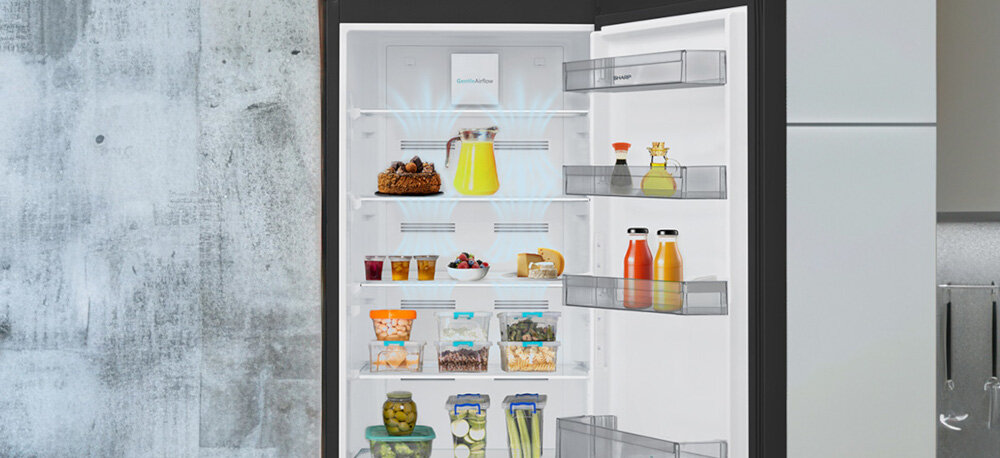 LODÓWKA SHARP SJ-FBA12DMXAE-EU Otwarta lodówka z równomiernie rozmieszczonymi produktami, nad którymi w górnej części komory widać niebieskie strumienie powietrza Gentle AirFlow i MultiAirFlow, podkreślające stabilną temperaturę na wszystkich półkach Gentle AirFlow MultiAirFlow równomierna temperatura delikatny nawiew optymalne warunki przechowywania