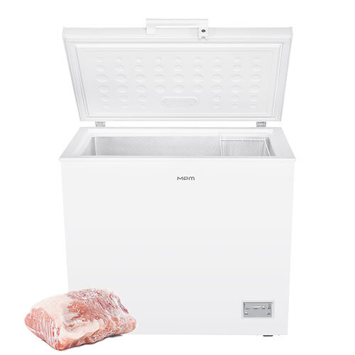 Otwarta zamrażarka skrzyniowa 200-SK-16/D, obok kawałek zmrożonego mięsa.